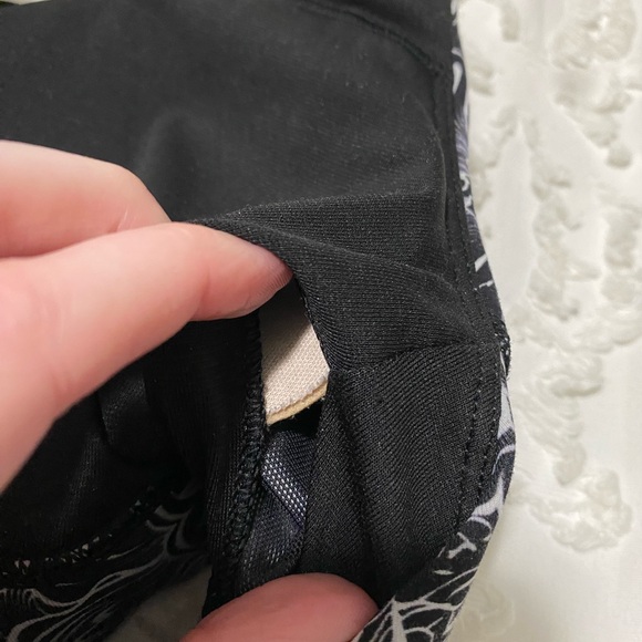 Lululemon Energy Bra in Infinity Energy Bra Alpine White Black - Picture 7 of 9